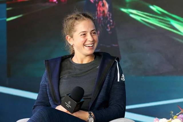 她逐渐将目 她逐渐将目